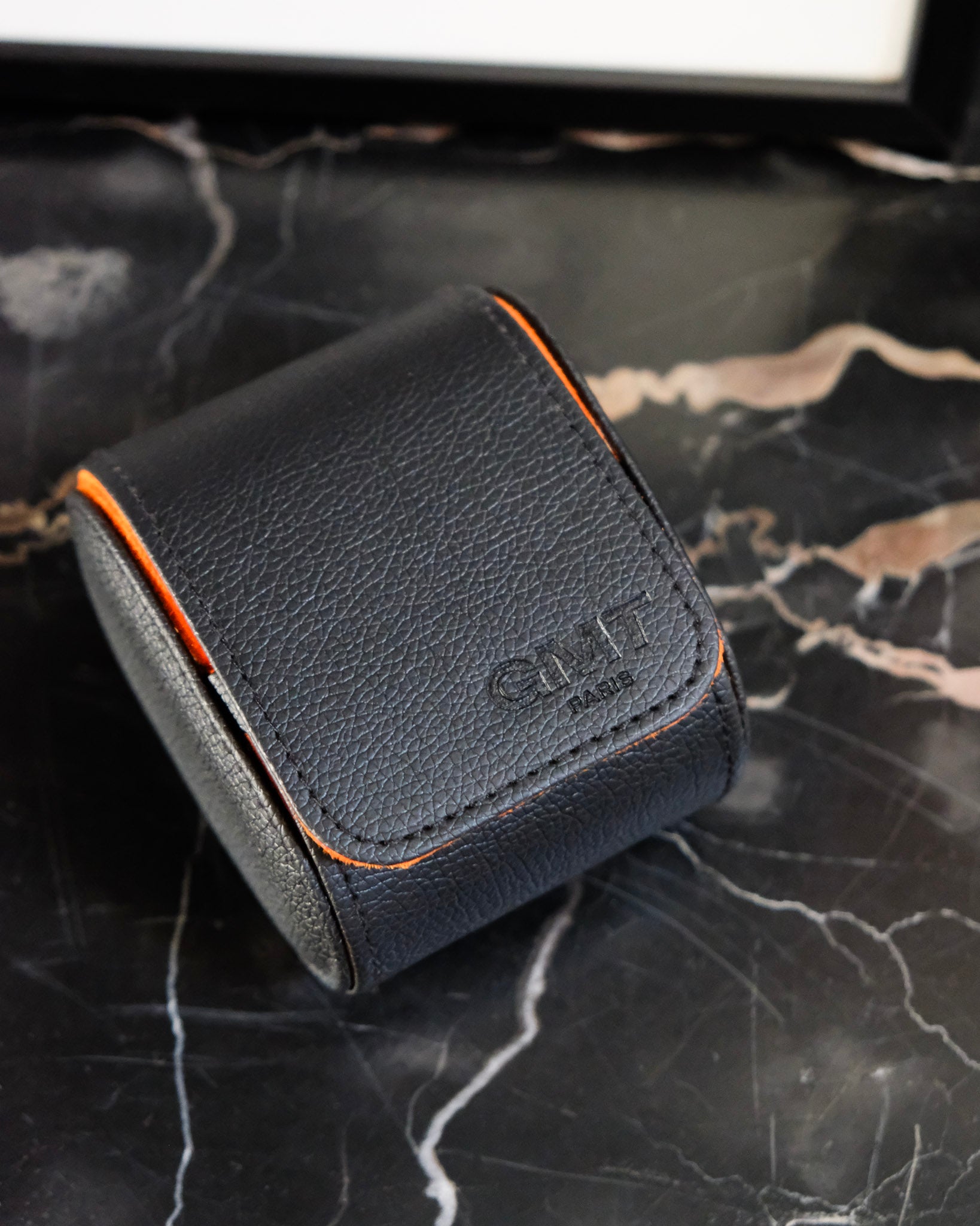 petite boite à montre noire fermée