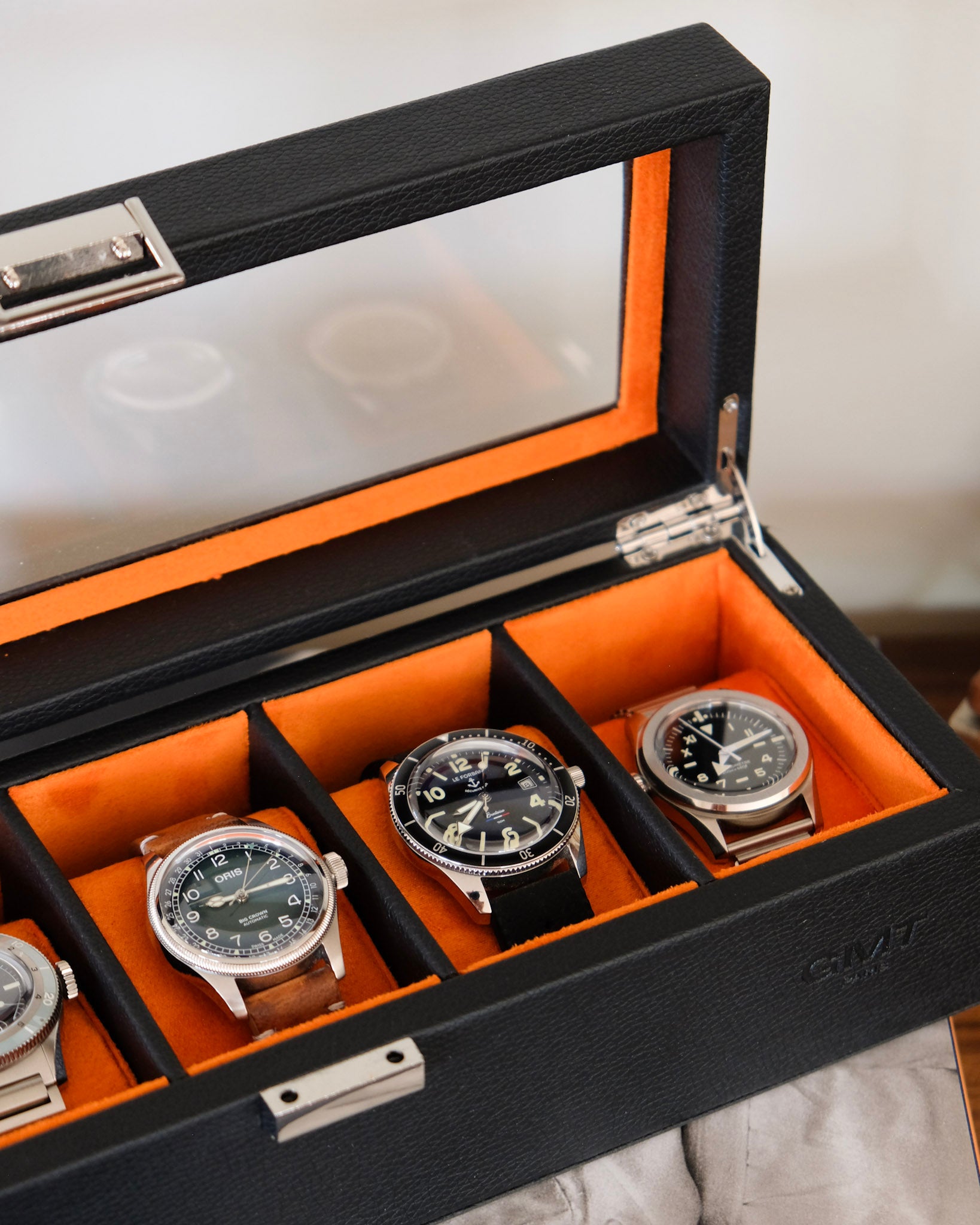 boite à bijoux 5 montres noire avec intérieur orange