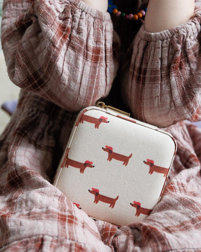 boite à bijou à motif chiens sur les genoux d'une petite fille