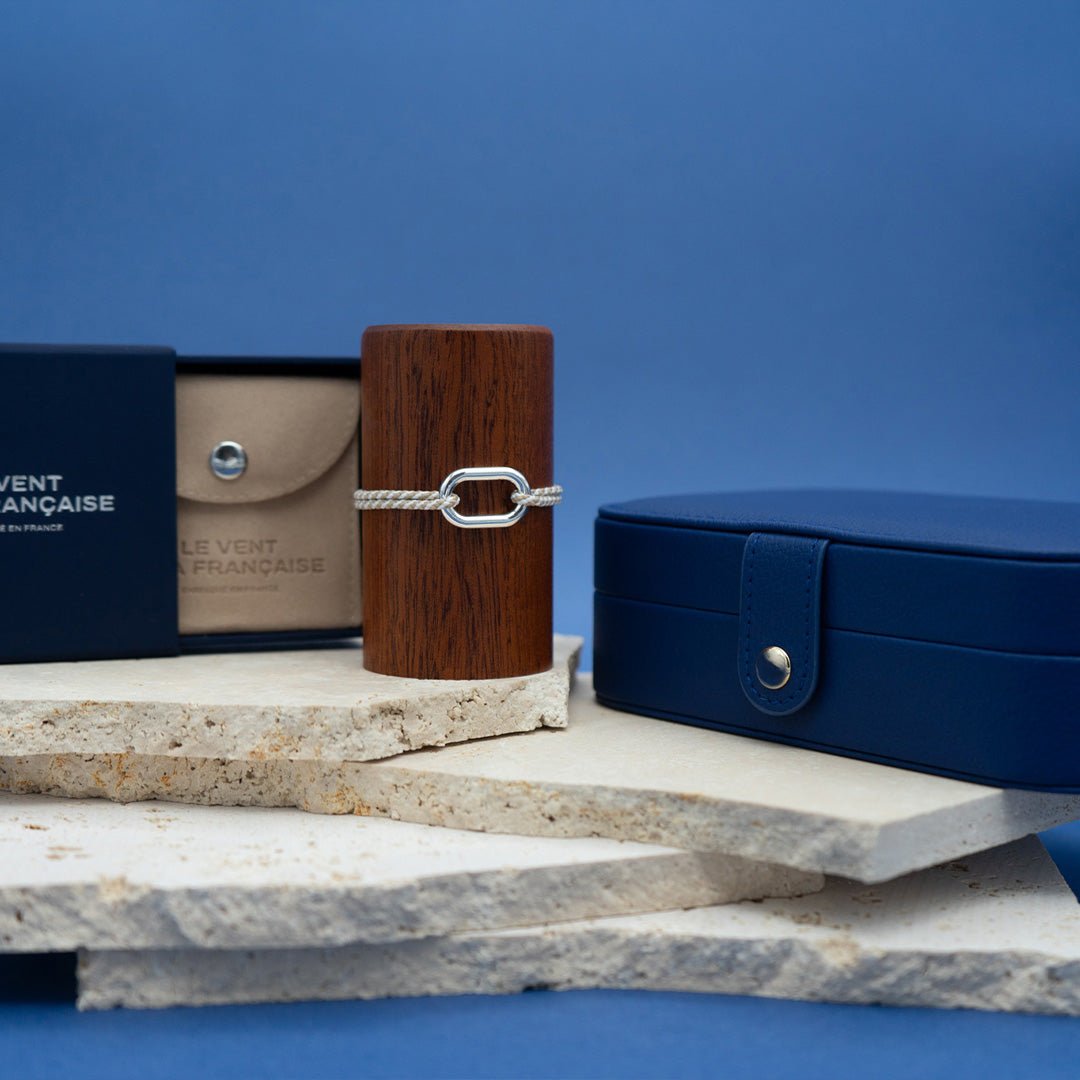 présentoir avec bracelet Le Vent à l Française et boite à bijou Maison Scarlett bleu marine en cuir
