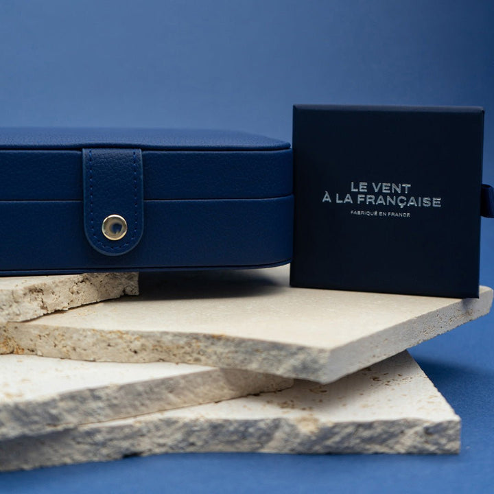 boite à bijou bleu marine en cuir fermée à côté de boite carrée "Le Vent à la Française"
