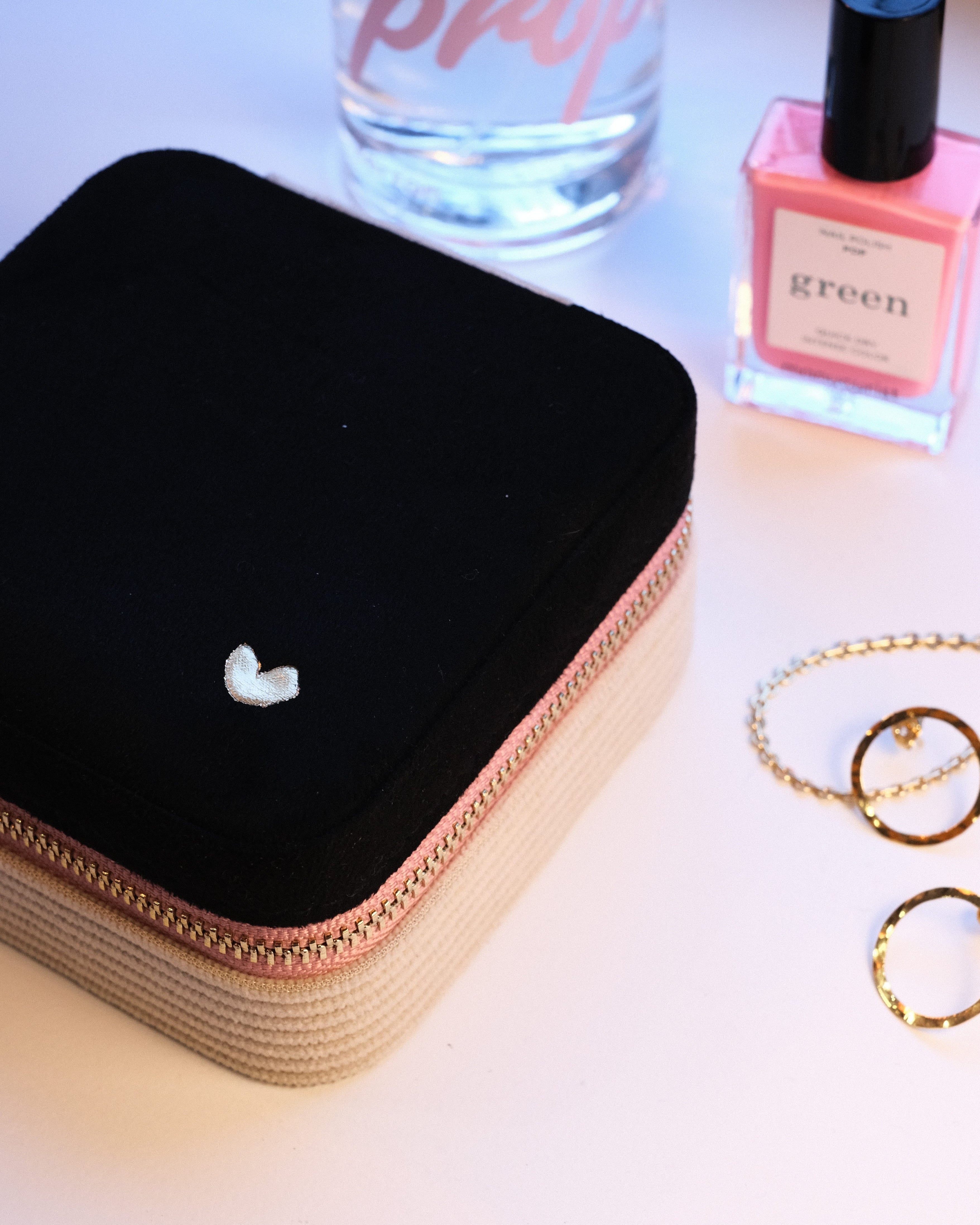 boite à bijou noir et beige petite carrée avec un petit coeur blanc brodé sur le dessus