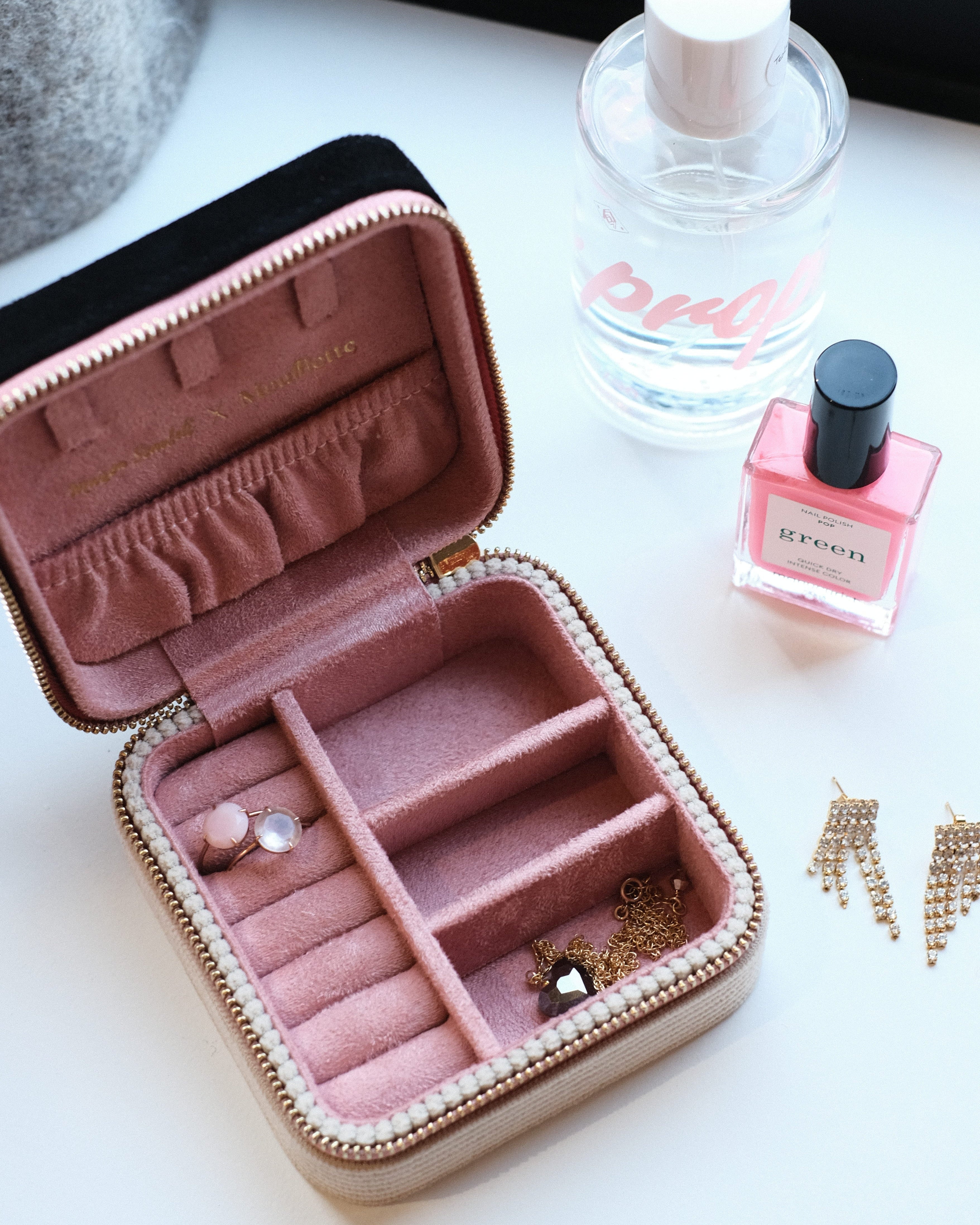 boite à bijou ouverte avec intérieur rose poudré