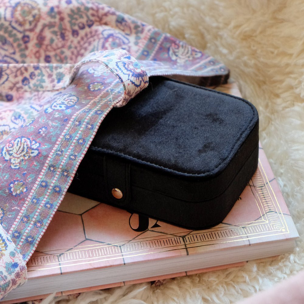 boite-a-bijoux-de-voyage-compacte-velours-dans-un-sac