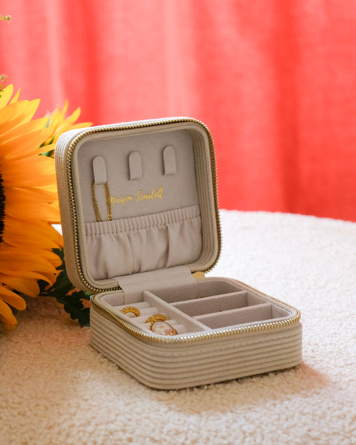 Boîte à bijoux de voyage Corinne en velours côtelé