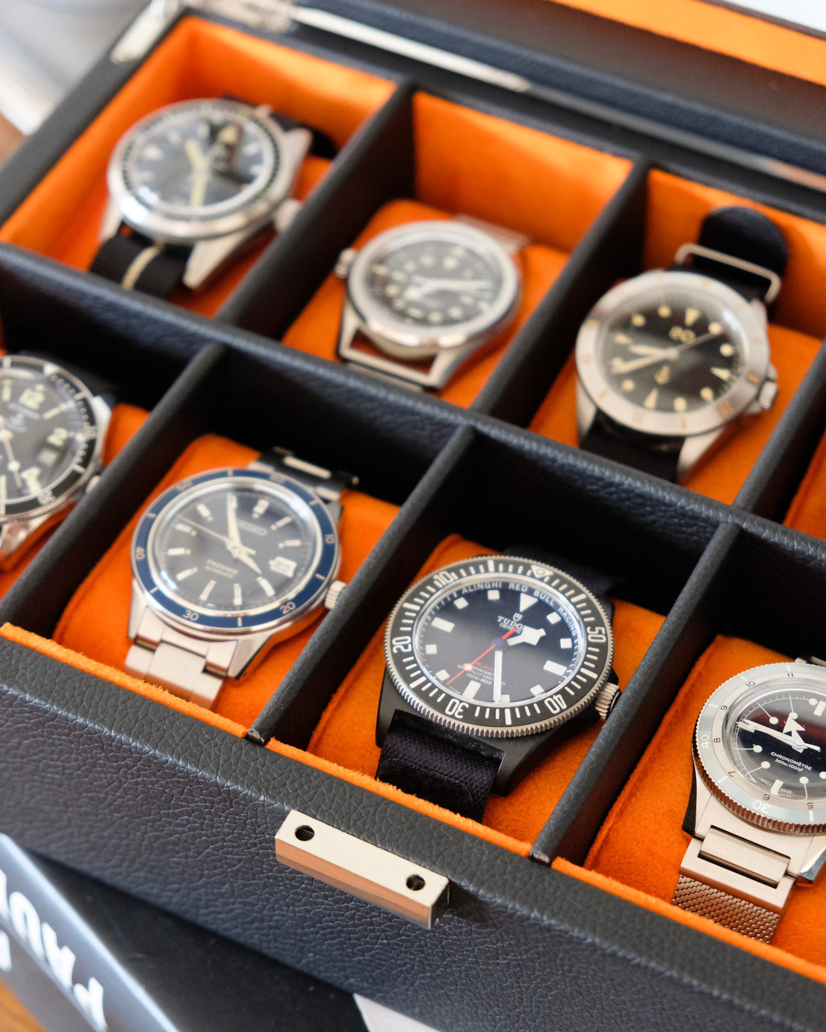 intérieur d'une boite à montres noir et orange pour 10 montres 