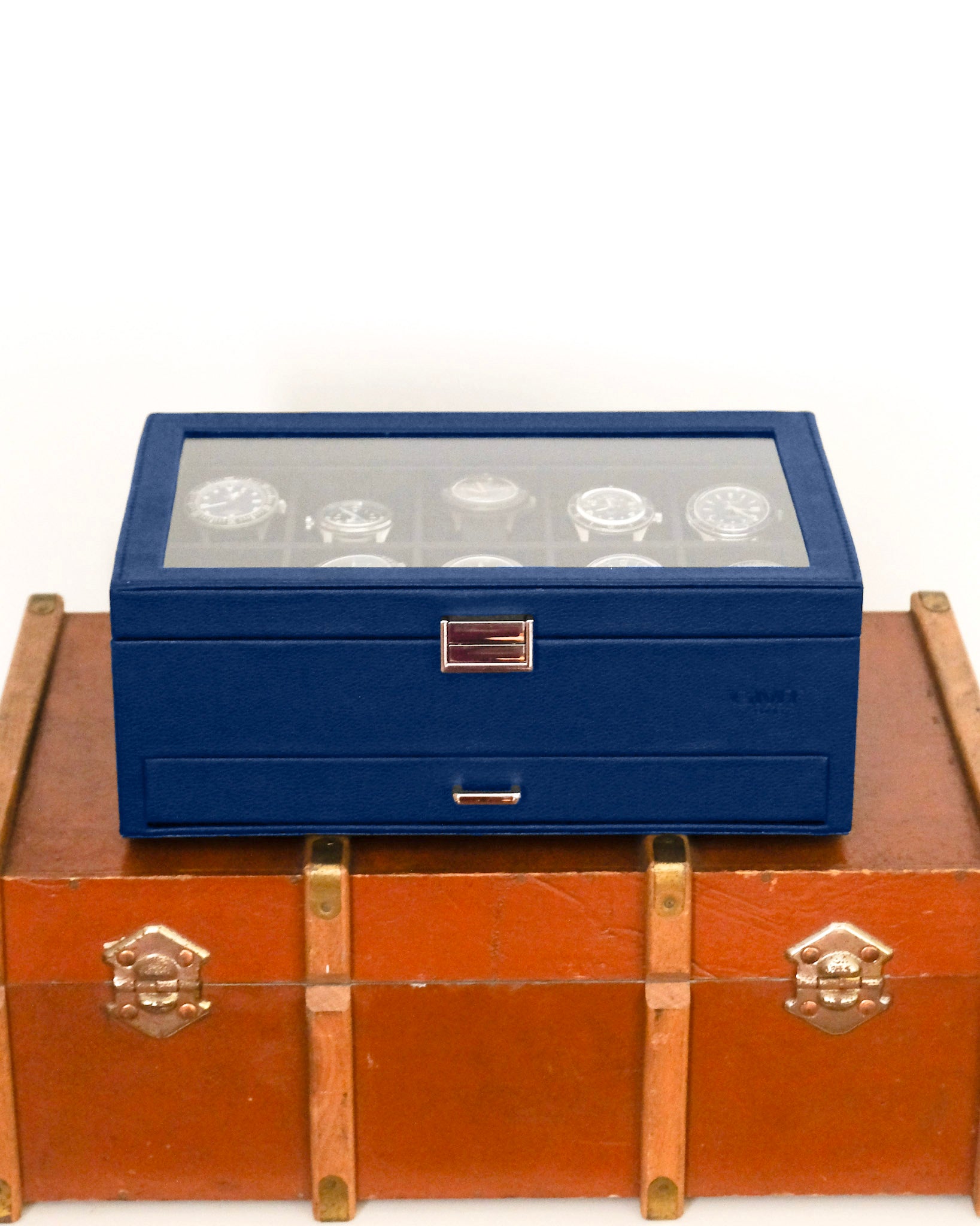 boite à montre bleu fermée avec tiroir et dessus vitré transparent